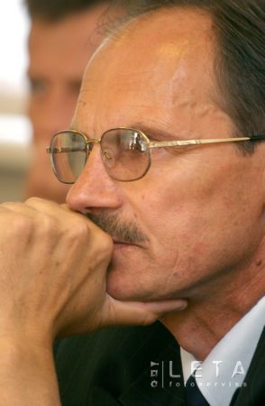 Ересек әйелдермен ас үйдегі порно